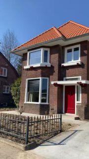 Deze woning is begin januari opgeleverd — volledig van A tot Z verbouwd door Bouwbedrijf Valent.
Een prachtige jaren ’30-woning, maar dan in een compleet nieuw jasje gestoken!
Wat vind jij van het eindresultaat? 😉
#woningrenovatie #verbouwing #jaren30woning #bouwbedrijfvalent #totaalrenovatie #droomhuis #veldhoven #bouwbedrijf #verduurzamen