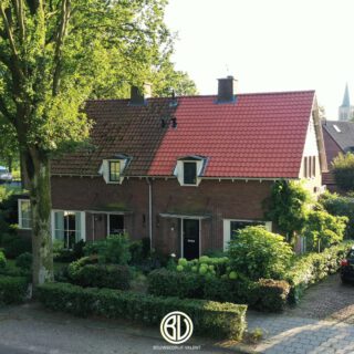 Bouwbedrijf Valent uit Veldhoven heeft in Son & Breugel het rechtergedeelte van deze twee-onder-een-kapwoning voorzien van een nieuw dakpannen dak! 🤩 Het verschil is direct zichtbaar: het vernieuwde deel van de woning straalt met zijn opgefriste uitstraling. Naast de renovatie van het dak, heeft ons team ook met zorg de installatie van zonnepanelen begeleid, wat bijdraagt aan de energie-efficiëntie van de woning.
#bouwbedrijfvalent #veldoven #sonenbreugel #dakrenovatie #nieuwdak #dakpannen #tweeondereenkap #zonnepanelen #energiebesparing #woningrenovatie #verbouwing #bouwbedrijf #renovatie #duurzaam #energieefficiëntie