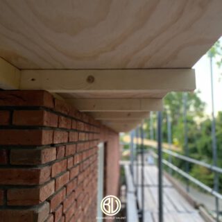 We zijn druk bezig met het maken van nieuwe overstekken bij deze vrijstaande woning in Veldhoven. Zoals een voorbijganger treffend zei: “Het huis krijgt oren!” 👂🏡
#overstekken #veldhoven #timmerwerk #bouwbedrijfvalent #woonhuis #bouwbedrijf #renovatieproject