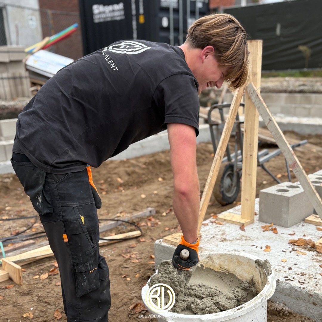 Lars is lekker bezig op de bouw, met volle focus en een glimlach! 💪
#bouwbedrijfvalent #teamvalent #bouwenmetplezier #vakmanschap #bouwlife