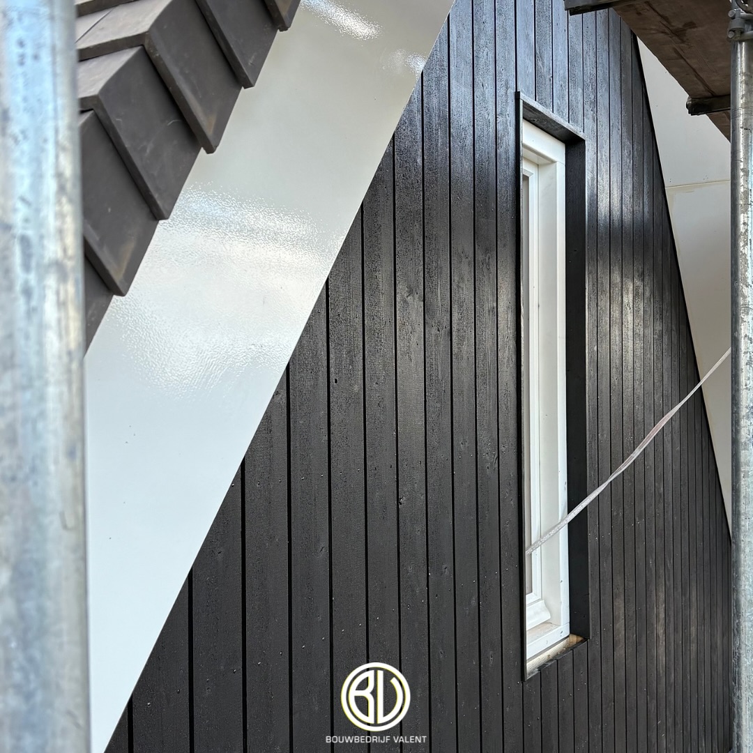 De afgelopen week hebben we deze gevelbekleding gerealiseerd β van de achterconstructie tot de volledig afgewerkte topgevel.
Er is gekozen voor thermisch gemodificeerd hout met een fijn geschaafde afwerking aan de buitenzijde voor een warm en duurzaam resultaat. π‘
#gevelbekleding #thermischgemodificeerdhout
#fijngeschaafd #topgevel #duurzaam #timmerwerk