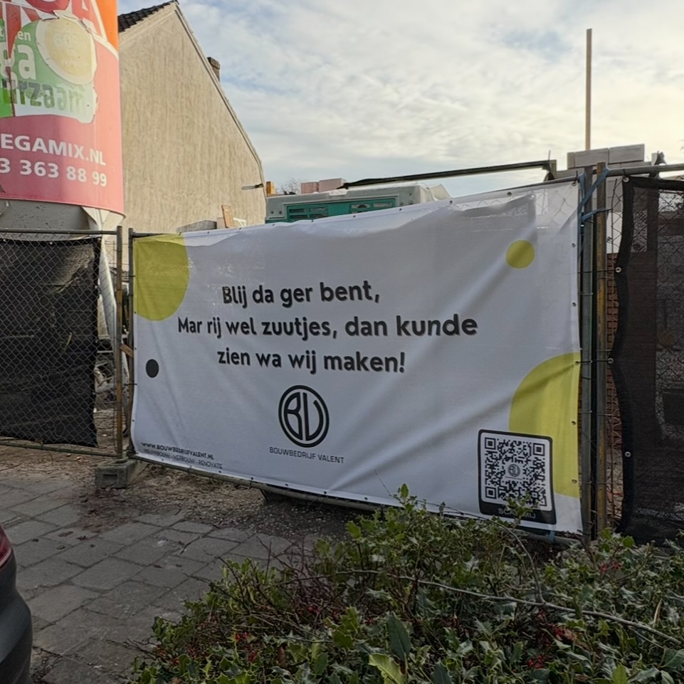 Een echte Schaijkse snapt ’m meteen. 😉
Wij hebben ’m alleen een kleine twist gegeven…

Achter dit spandoek maken we iets moois. 
Wat voorbijgangers níet in één oogopslag zien: onduidelijkheid, onrust en verrassingen tijdens de bouw.

Daar moet je als aannemer goed op voorbereid zijn, want de bouw verloopt niet altijd volgens plan.

Wordt vervolgd.

#nieuwbouw #bouwbedrijf #schaijk