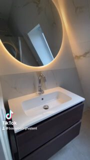 Badkamers in kleine ruimtes. Toch is er vaak veel meer mogelijk dan je denkt en dat blijft mensen verrassen. 🛁

Wij denken in ieder geval graag met je mee om elke 'centimeter' slim te benutten.

Wat vinden jullie van deze badkameropstelling?

#bathroom #renovation #badkamerinspiratie