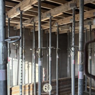 Tijdens de bouw blijven we de tekeningen van de architect en constructeur goed volgen. Zo zorgen we ervoor dat het project zo nauwkeurig mogelijk wordt uitgevoerd zoals ontworpen, terwijl we in de praktijk natuurlijk ook te maken hebben met aanpassingen en voortschrijdend inzicht.

Juist daarom is goede samenwerking met alle betrokken partijen zoals de architect, constructeur en gemeente, belangrijk om het project soepel te laten verlopen en de kwaliteit te waarborgen.

#nieuwbouw #bouwbedrijf #samenwerken