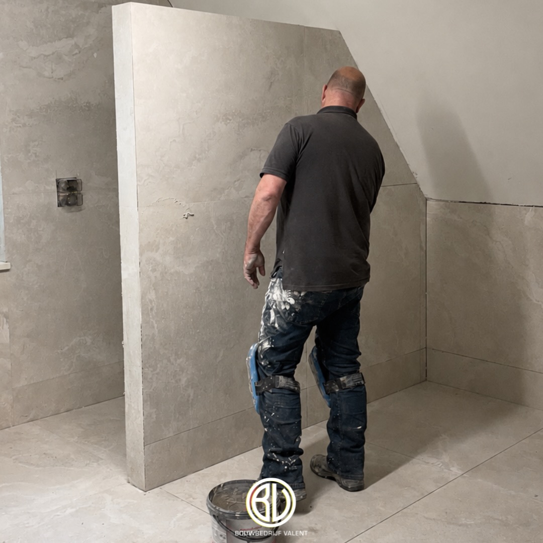Twee badkamers en één separaat toilet in Schaijk onlangs betegeld en gevoegd. Eén badkamer betrof renovatie, de andere badkamer is gerealiseerd in een nieuw bijgebouw. 🛁

#bouwbedrijfveldhoven #badkamerrenovatie #tegelwerk #verbouwen