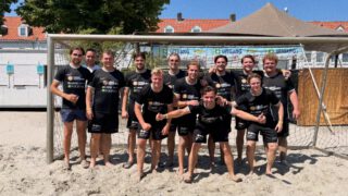 Afgelopen zaterdag deden we mee aan beach event. Dankzij de samenwerking met Fourtec en Boss Vans stonden we er mooi op met onze eigen t-shirts.

Op het shirt was ook al een klein stukje te zien van een nieuwe ontwikkeling die intern plaatsvindt. Hierover volgt binnenkort meer… 👀

Veel Veldhovenaren die aanwezig waren op het event hebben het misschien al gespot. En wie ons een beetje kent, begrijpt waarschijnlijk ook hoe dit tot stand is gekomen 😉

Wordt vervolgd!

#samenwerking #vooruitkijken #bouwbedrijf #veldhoven #beachevent
